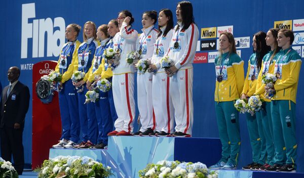 Спортсменки сборной Швеции, спортсменки сборной КНР, спортсменки сборной Австралии (слева направо) Спортсменки сборной Швеции, спортсменки сборной КНР, спортсменки сборной Австралии (слева направо)