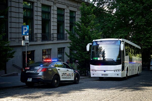 Фанаты окружили отель в Тбилиси, куда привезли Барселону Фанаты окружили отель в Тбилиси, куда привезли Барселону