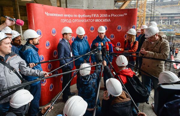 Генеральный директор Оргкомитета Россия - 2018 Алексей Сорокин и руководитель управления ФИФА по подготовке к чемпионату мира 2018 года Крис Унгер (в центре справа налево) Генеральный директор Оргкомитета Россия - 2018 Алексей Сорокин и руководитель управления ФИФА по подготовке к чемпионату мира 2018 года Крис Унгер (в центре справа налево)