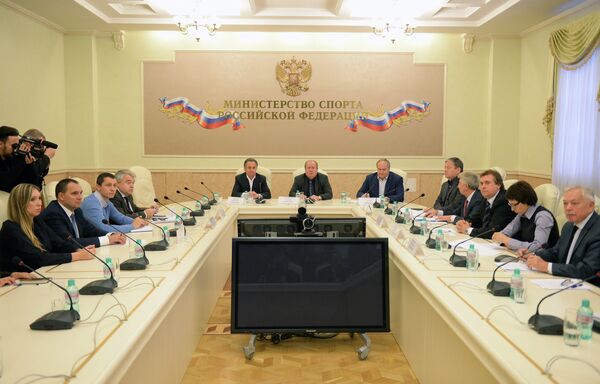 Министр спорта РФ Виталий Мутко, исполняющий обязанности президента Всероссийской федерации легкой атлетики (ВФЛА) Вадим Зеличенок и заместитель министра спорта РФ Юрий Нагорных (слева направо) Министр спорта РФ Виталий Мутко, исполняющий обязанности президента Всероссийской федерации легкой атлетики (ВФЛА) Вадим Зеличенок и заместитель министра спорта РФ Юрий Нагорных (слева направо)