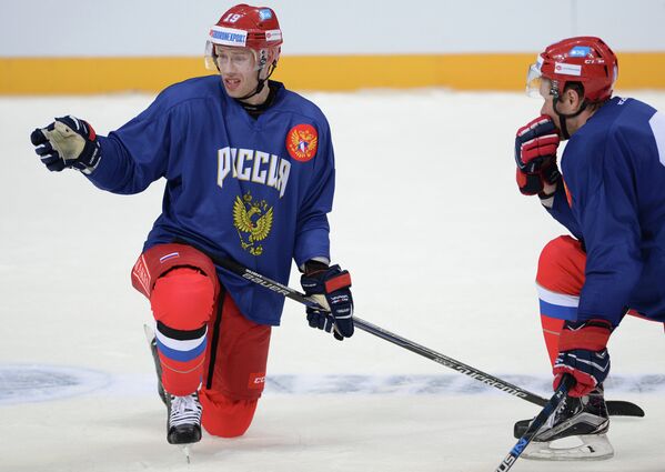 Форварды сборной России по хоккею Денис Кокарев (слева) и Сергей Андронов Форварды сборной России по хоккею Денис Кокарев (слева) и Сергей Андронов