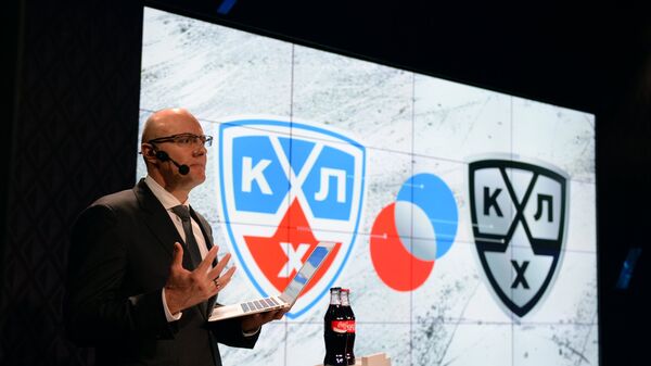 Президент Континентальной хоккейной лиги (КХЛ) Дмитрий Чернышенко и логотип лиги Президент Континентальной хоккейной лиги (КХЛ) Дмитрий Чернышенко и логотип лиги
