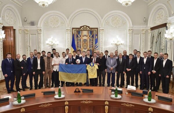 Петр Порошенко на торжественной встрече с национальной сборной Украины по футболу Петр Порошенко на торжественной встрече с национальной сборной Украины по футболу