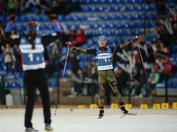 Справа: биатлонист Симон Шемпп (Германия) Справа: биатлонист Симон Шемпп (Германия)