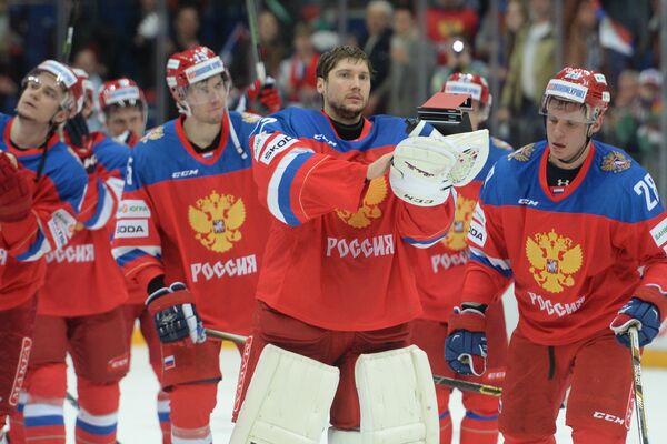 Хоккеисты сборной России после окончания матча Хоккеисты сборной России после окончания матча