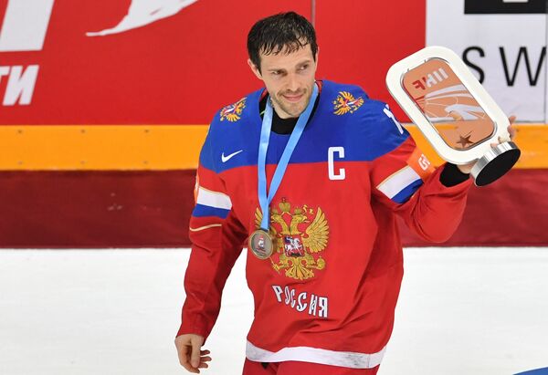 Капитан сборной России Павел Дацюк с кубком за третье место на чемпионате мира по хоккею Капитан сборной России Павел Дацюк с кубком за третье место на чемпионате мира по хоккею