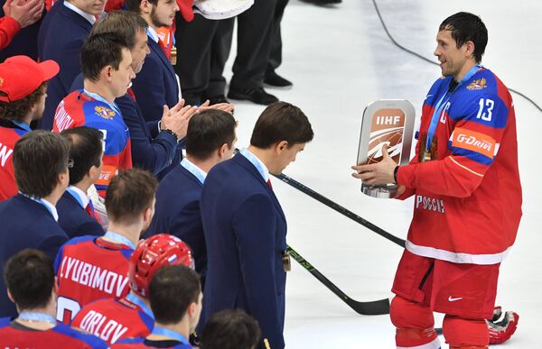 Хоккеисты сборной России с кубком за третье место на чемпионате мира Хоккеисты сборной России с кубком за третье место на чемпионате мира