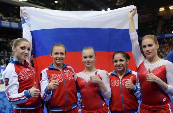 Гимнастки сборной России Алия Мустафина, Дарья Спиридонова, Ангелина Мельникова, Седа Тутхалян и Ксения Афанасьева (слева направо) Гимнастки сборной России Алия Мустафина, Дарья Спиридонова, Ангелина Мельникова, Седа Тутхалян и Ксения Афанасьева (слева направо)