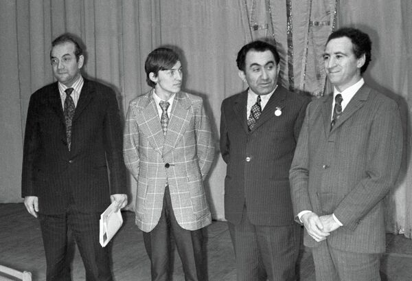 Слева направо: Виктор Корчной, Анатолий Карпов, Тигран Петросян и Лев Полугаевский, 1973 год Слева направо: Виктор Корчной, Анатолий Карпов, Тигран Петросян и Лев Полугаевский, 1973 год