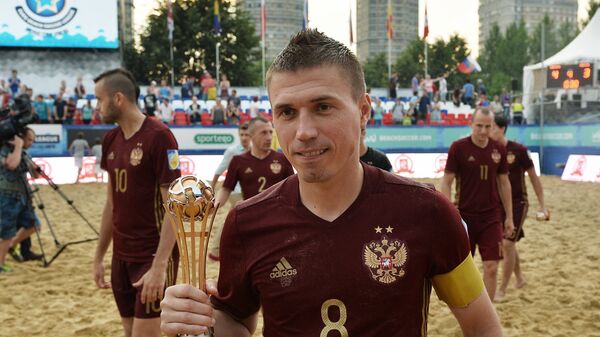 Защитник сборной России по пляжному футболу Илья Леонов (в центре) Защитник сборной России по пляжному футболу Илья Леонов (в центре)